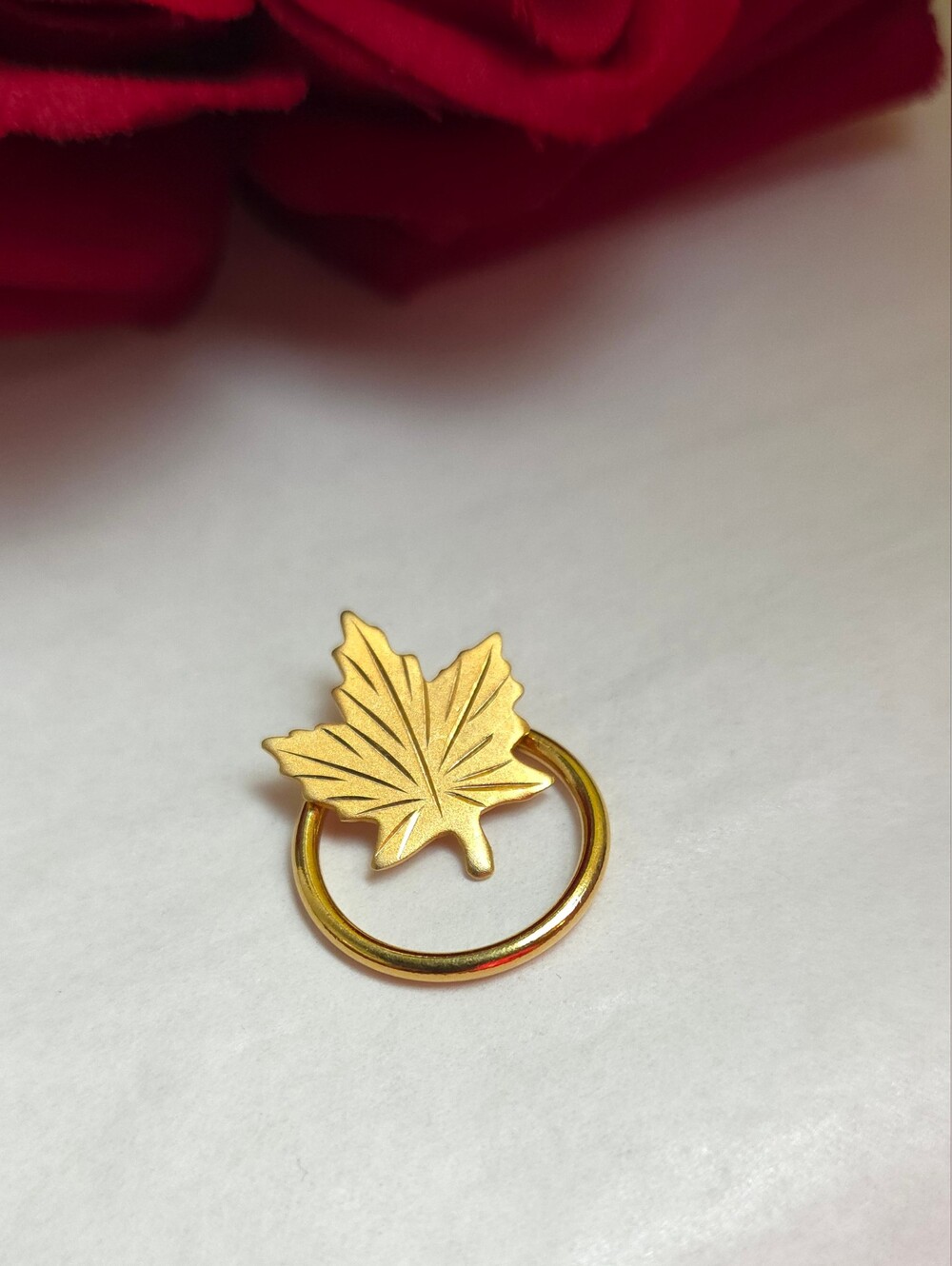 Vintage Bond Boyd Gold Filled Diamond Cut Maple Leaf Scarf Holder Scarf Charm